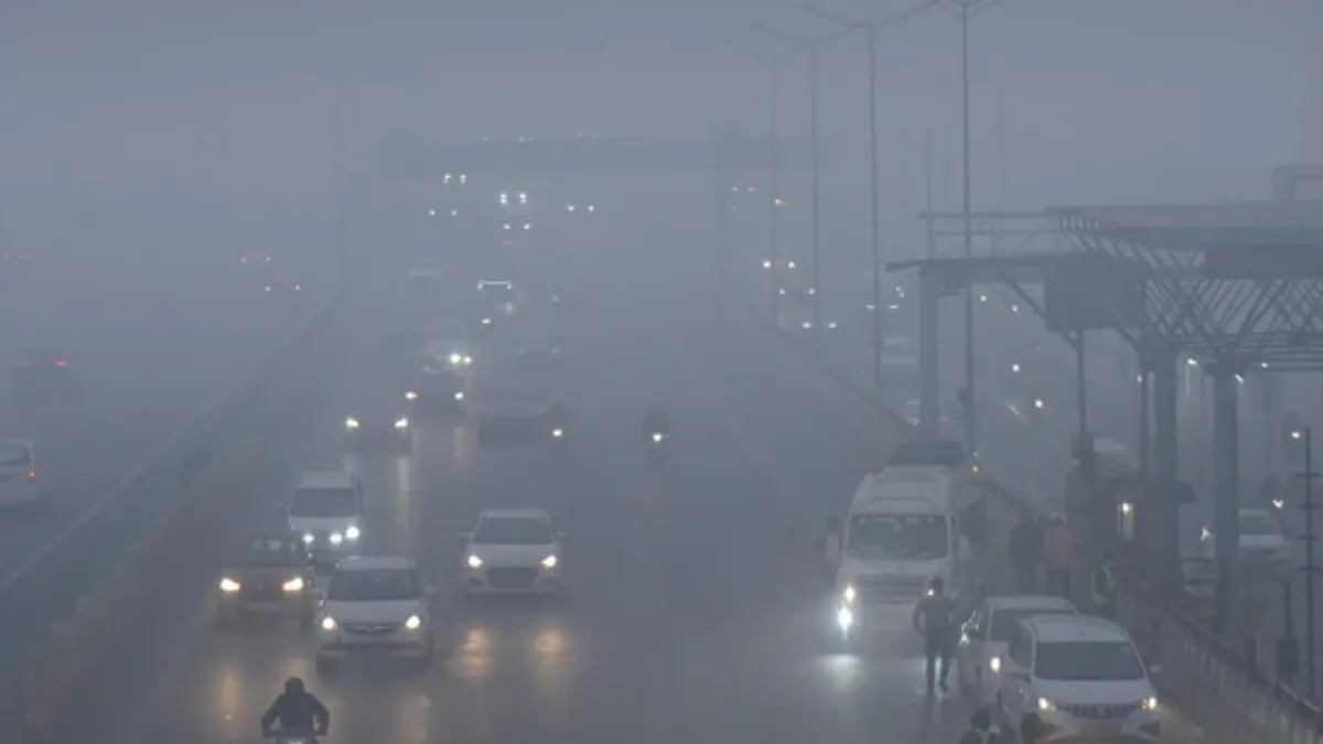 দিল্লিতে ‘রেড অ্যালার্ট’: ঘন কুয়াশায় বাতিল ১২৮ ফ্লাইট, অচল জনজীবন