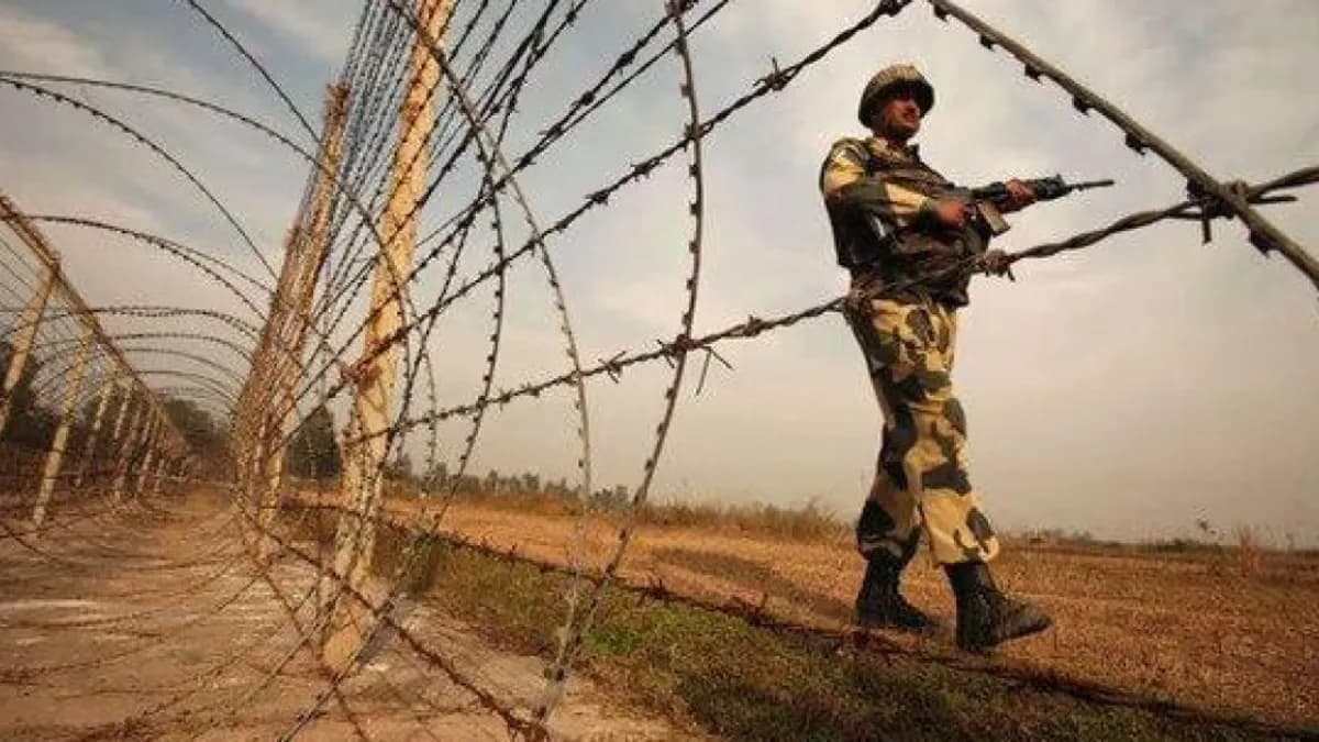 বাংলাদেশ সীমান্তে বিএসএফের ‘হাই অ্যালার্ট’: পশ্চিমবঙ্গের ৫ জেলায় কড়া নজরদারি