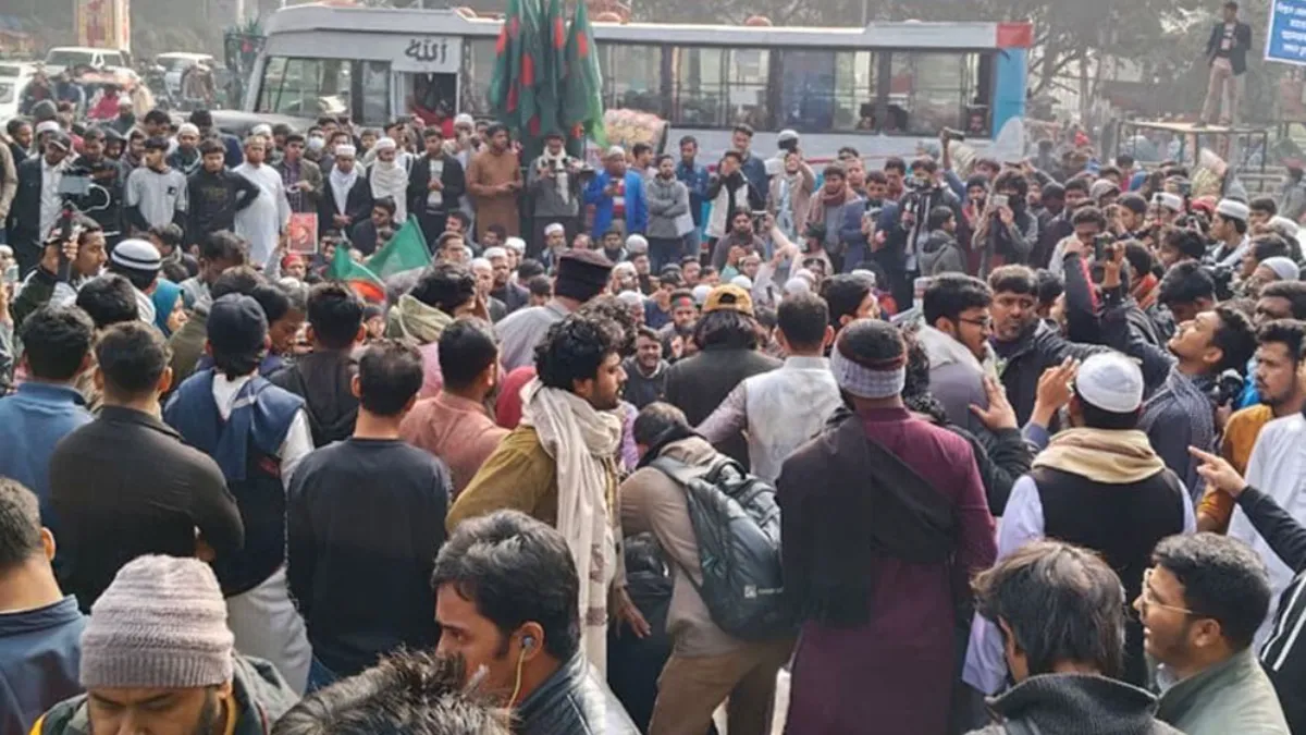 হাদি হত্যার বিচার: জুমার পর ফের শাহবাগ অবরোধ করল ইনকিলাব মঞ্চ