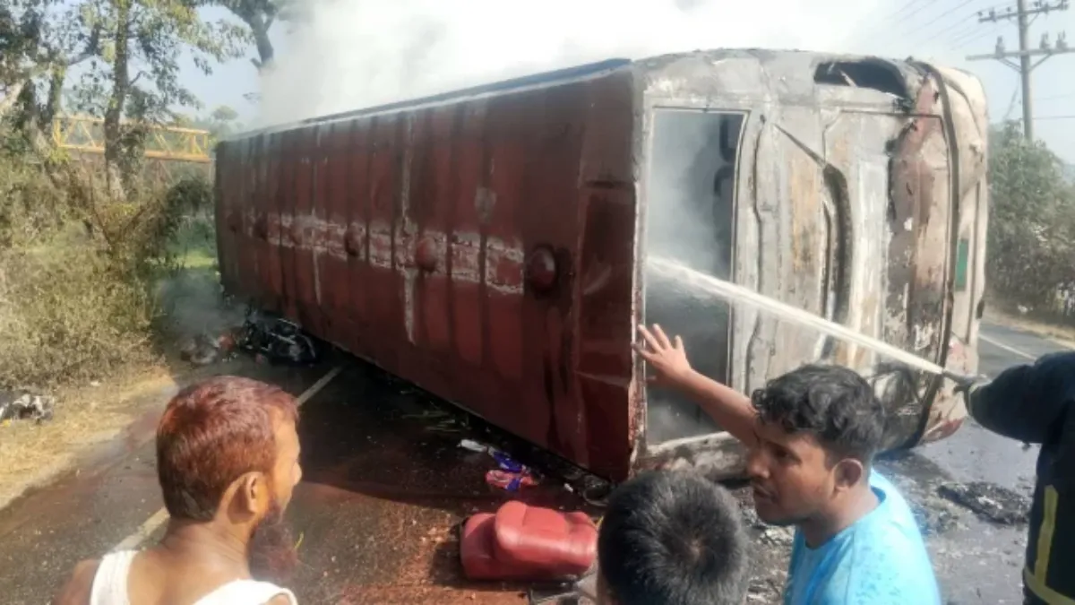 কুমিল্লায় সংঘর্ষের পর বাসে দাউ দাউ আগুন, ২ শিশুসহ নিহত ৪