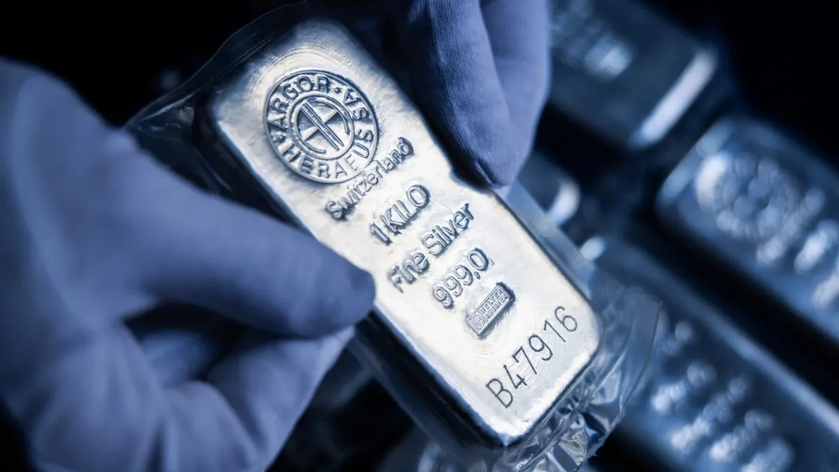 ইতিহাসে প্রথমবার: ১০০ ডলার ছুঁল রুপা, ৫ হাজারের দুয়ারে স্বর্ণ